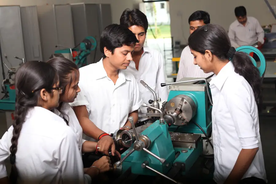 Mechanical lab with lathe