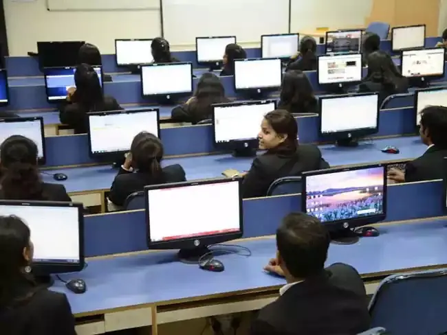 Big data computer lab with students