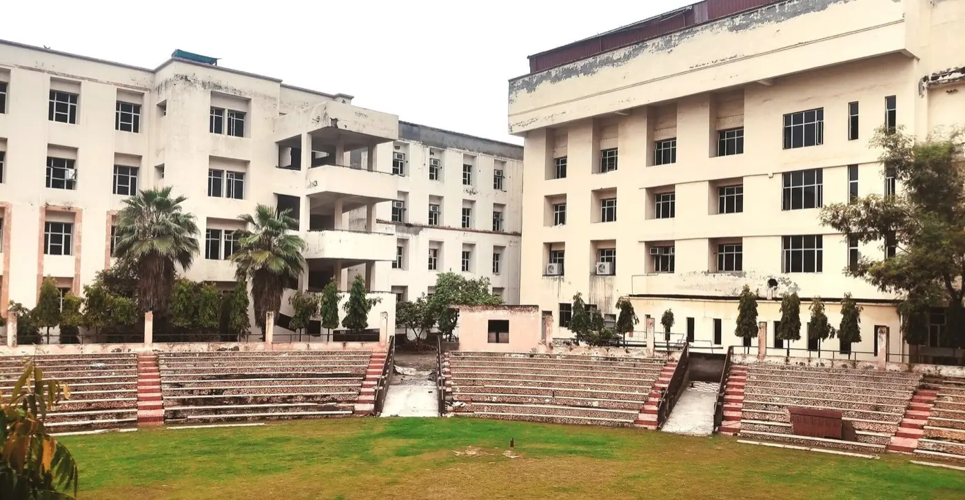 Open-air amphitheatre with academic buildings behind